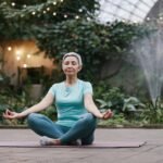 mujer mayor, haciendo yoga en el jardín